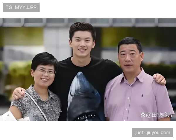 刷到汪顺训练计划像军规、家里奢侈得像剧组布景，我这普通人只能默默退圈