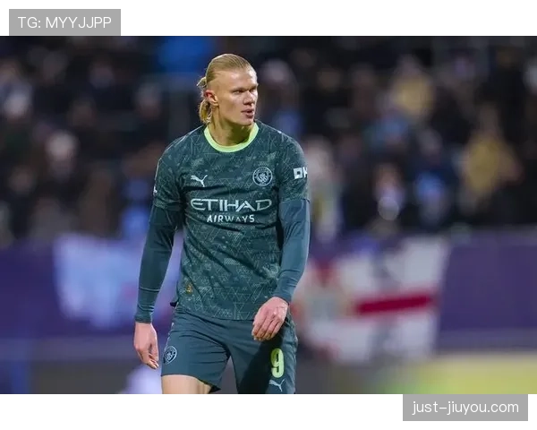 哈兰德与莱万的历史级中锋效率对比：爆发力与持续性的深层解析